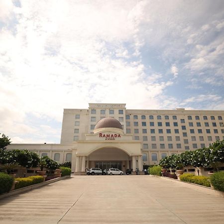 Ramada Plaza By Wyndham Lucknow Exterior foto
