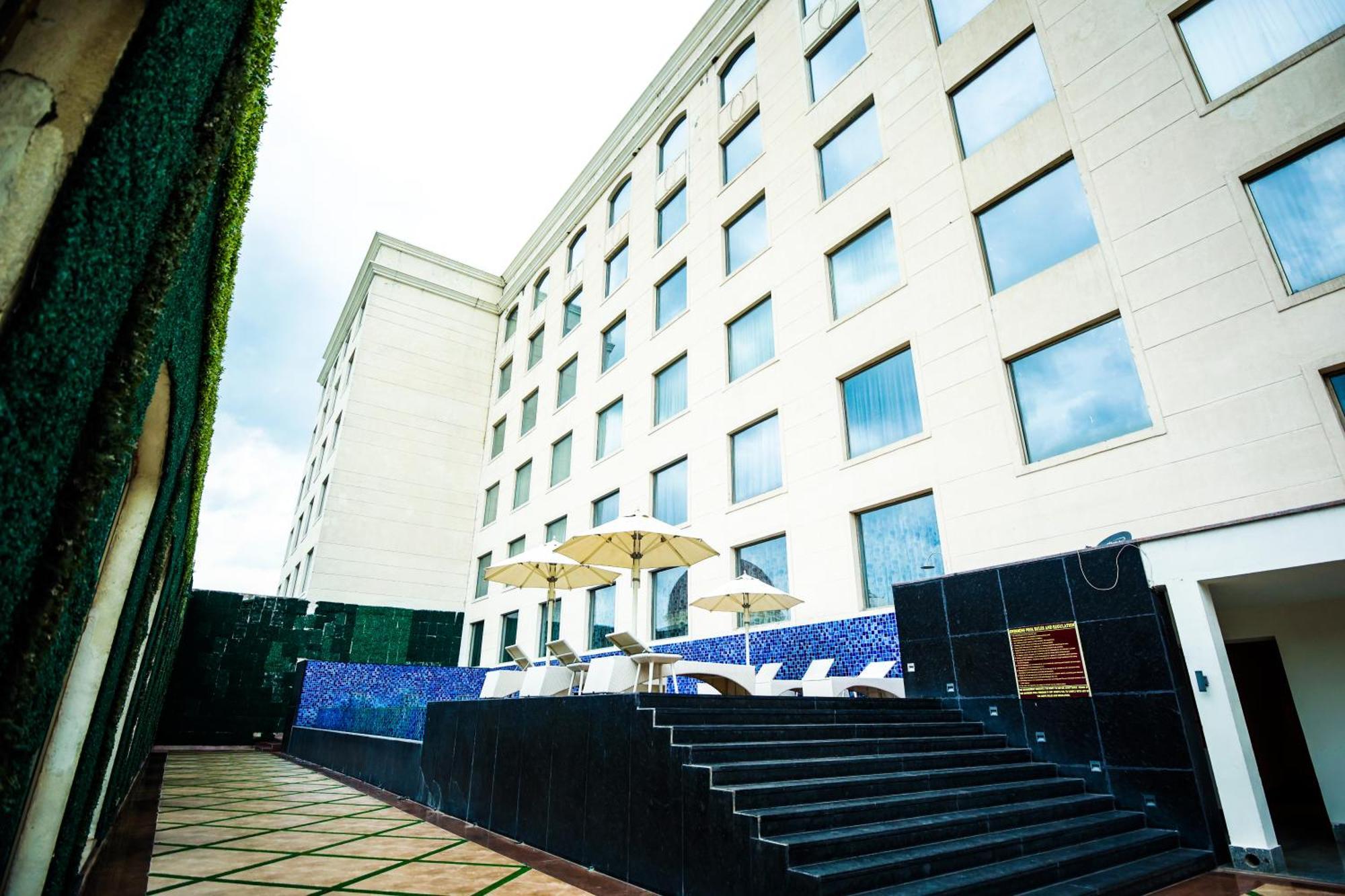 Ramada Plaza By Wyndham Lucknow Exterior foto