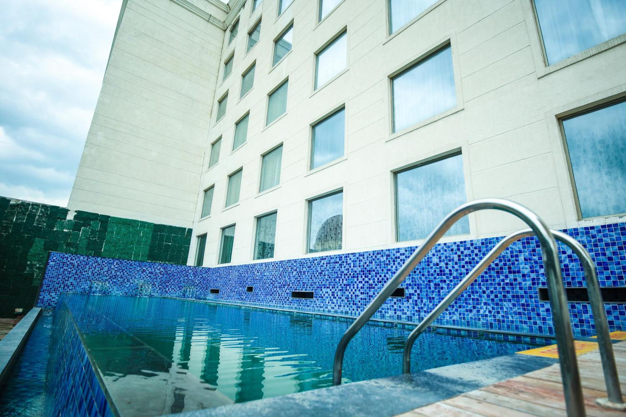 Ramada Plaza By Wyndham Lucknow Exterior foto
