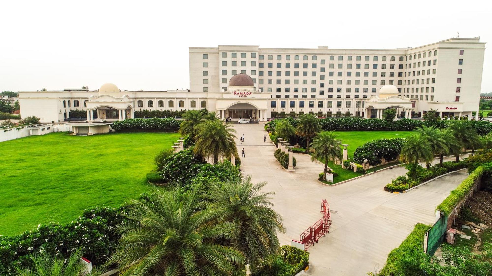 Ramada Plaza By Wyndham Lucknow Exterior foto