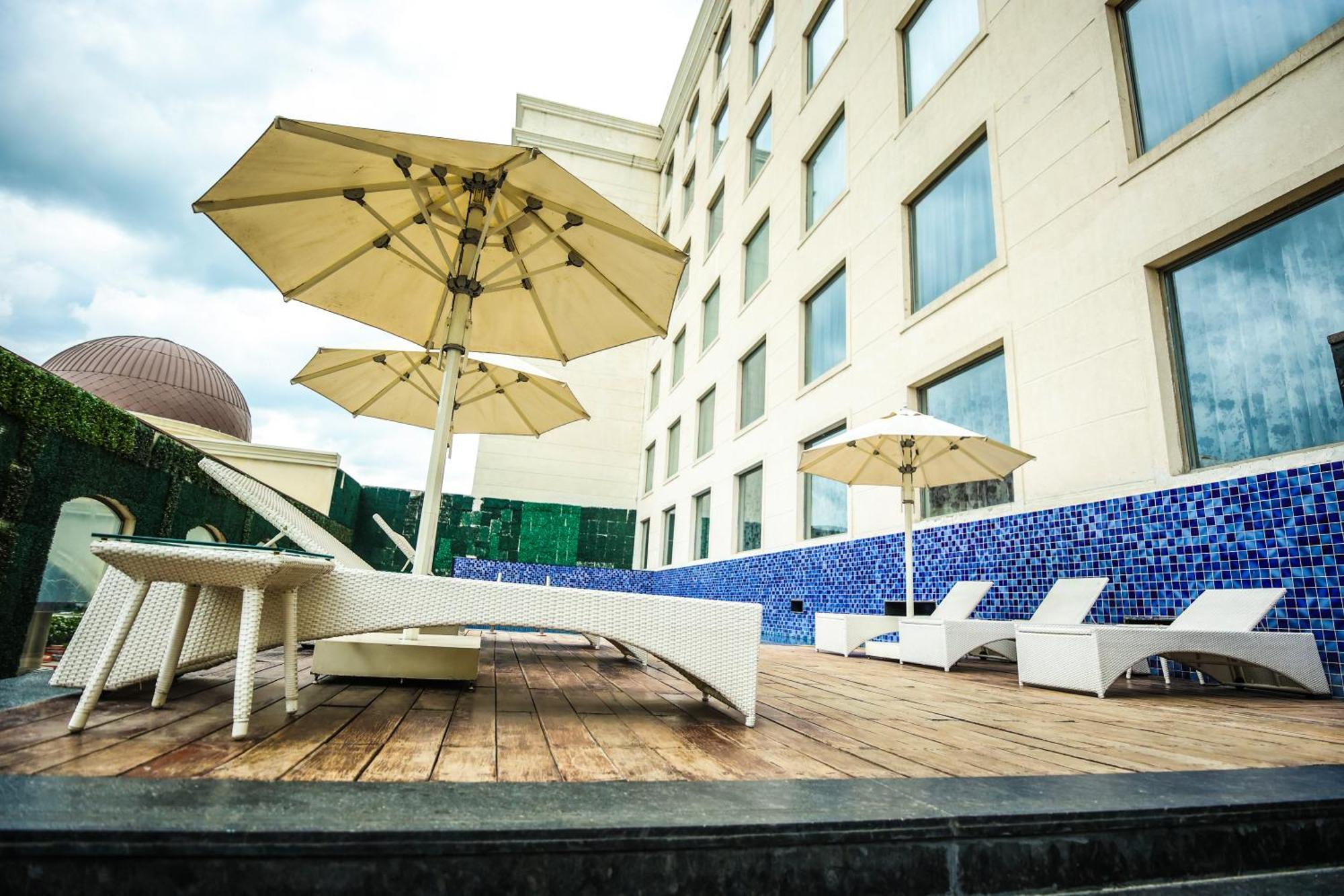 Ramada Plaza By Wyndham Lucknow Exterior foto