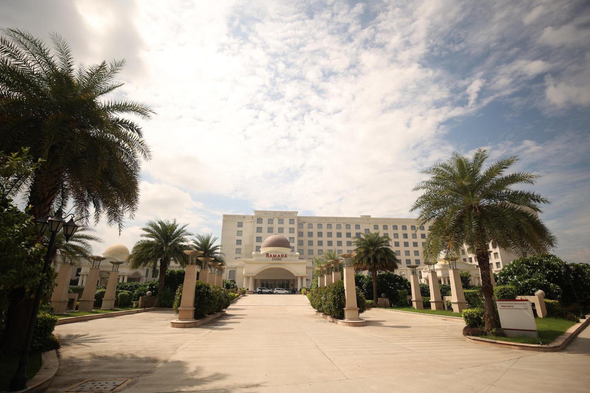 Ramada Plaza By Wyndham Lucknow Exterior foto