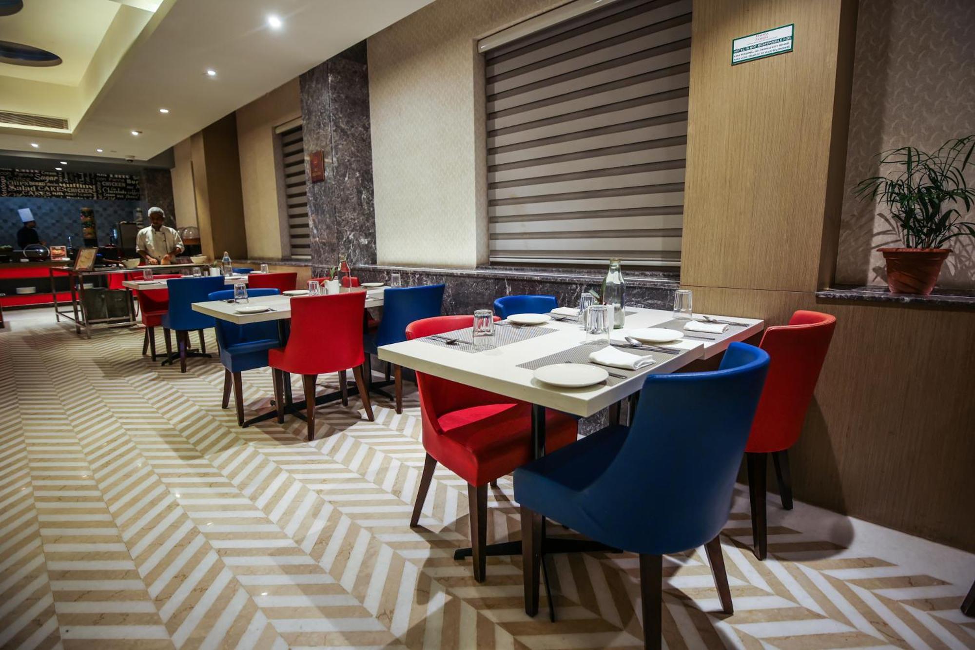 Ramada Plaza By Wyndham Lucknow Exterior foto