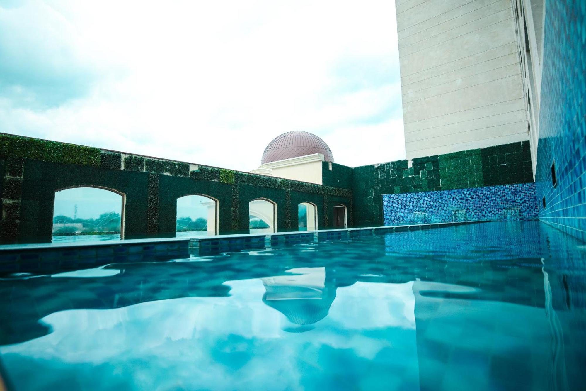 Ramada Plaza By Wyndham Lucknow Exterior foto
