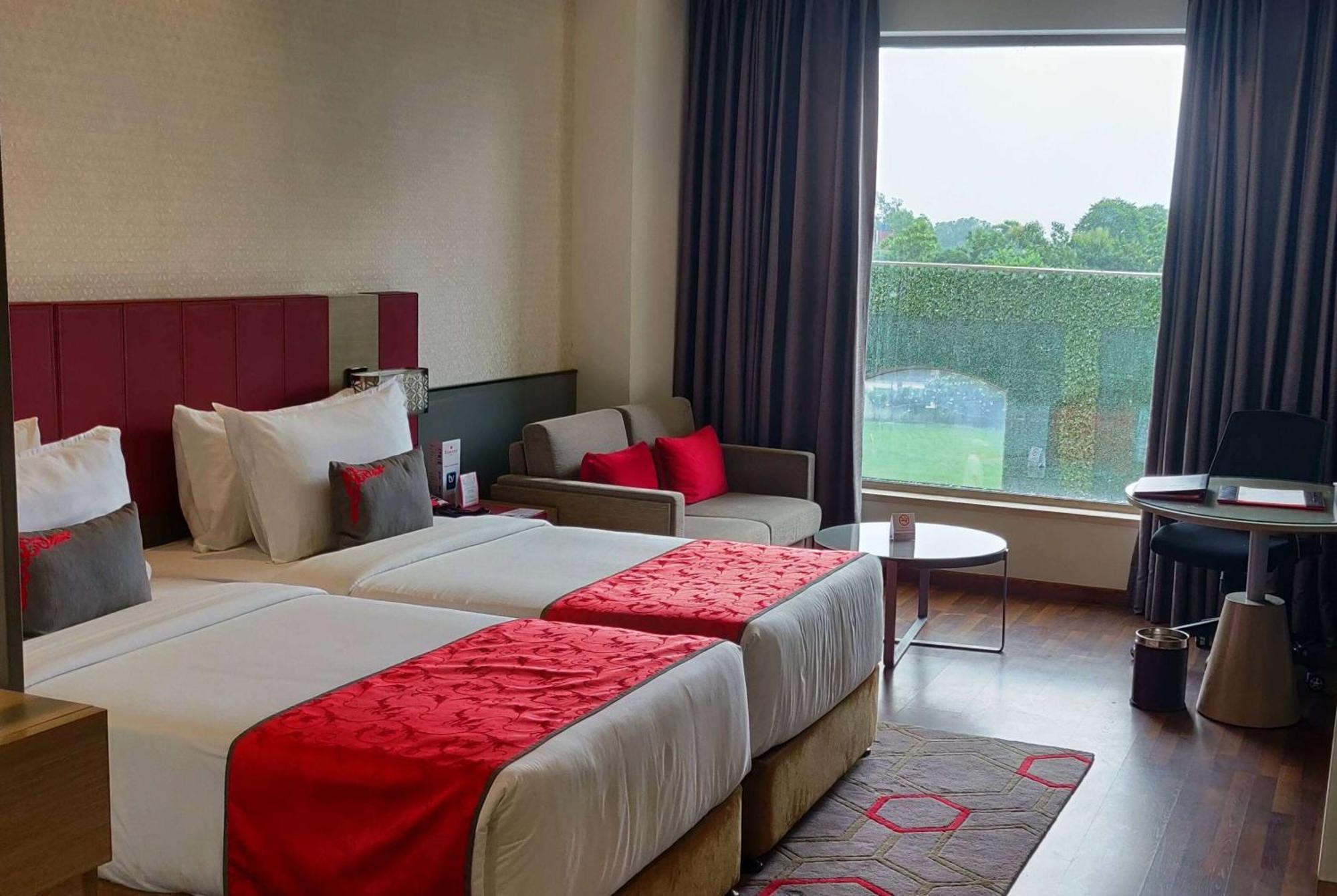 Ramada Plaza By Wyndham Lucknow Exterior foto